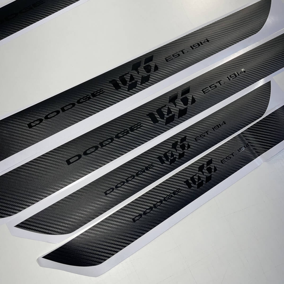 4x Dodge Challenger 100th Anniversary Door Sill Vinyl Aufkleber Aufkleber Carbon Black
