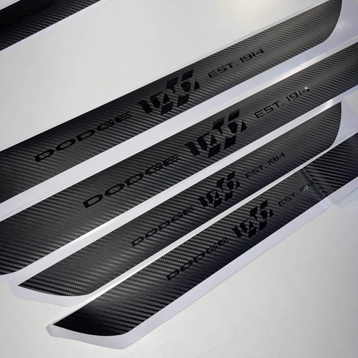 4x Dodge Challenger 100. Jubiläum Einstiegsleisten Vinyl Aufkleber Carbon Schwarz
