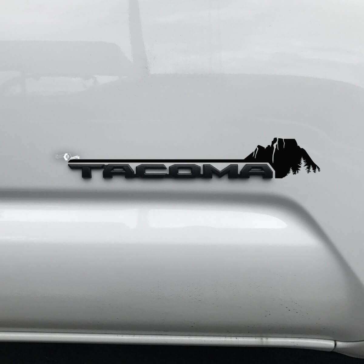 Toyota Tacoma Mountains Forest Trees Canyon Aufkleber Aufkleber über Abzeichen
