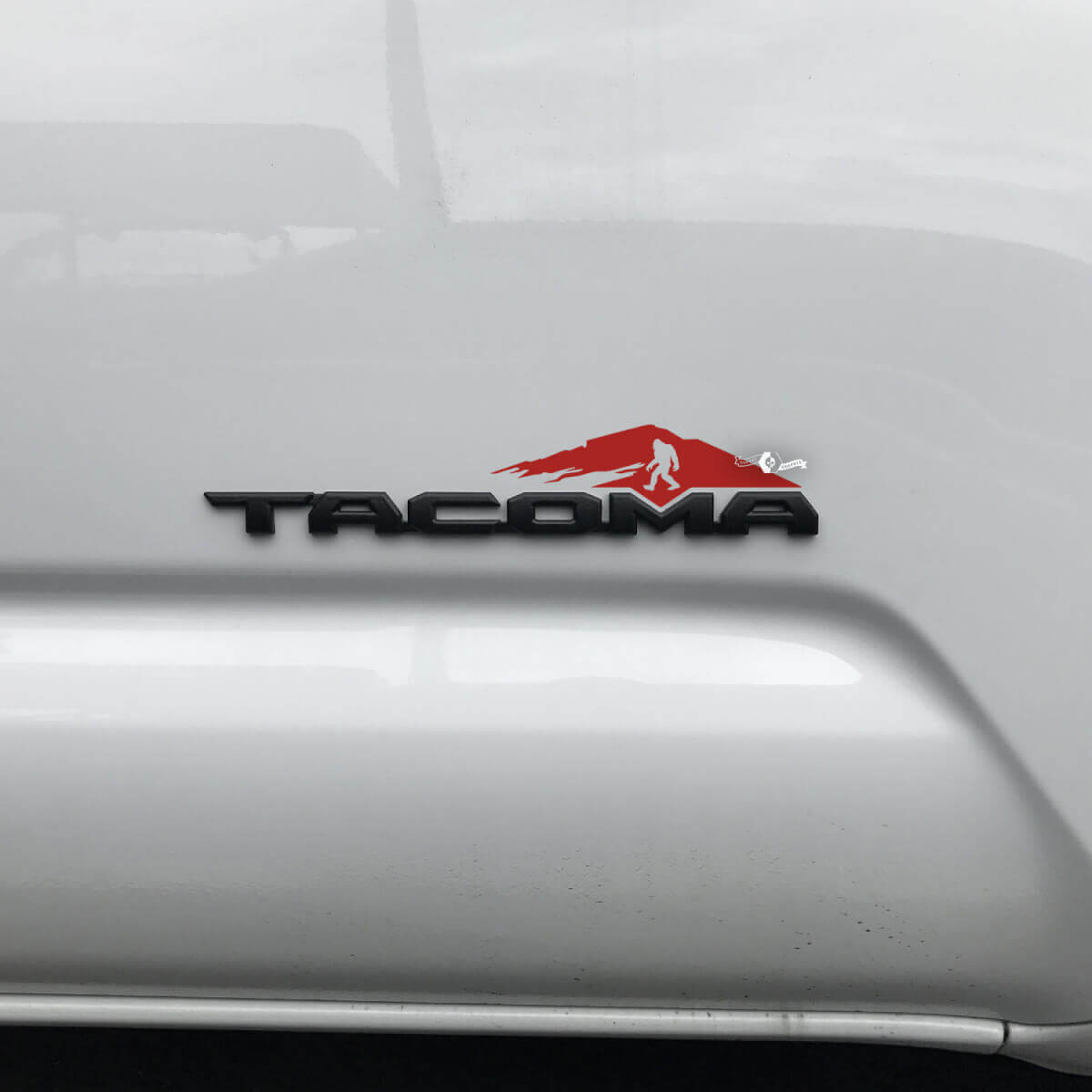 Toyota Tacoma Mountains Aufkleber Aufkleber über Abzeichen Tacoma 2
