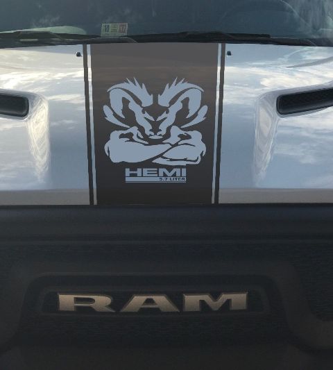 Dodge Ram Rebel Hemi 5.7L Vinyl-Aufkleber mit Rennstreifen auf der Motorhaube, Werksstil