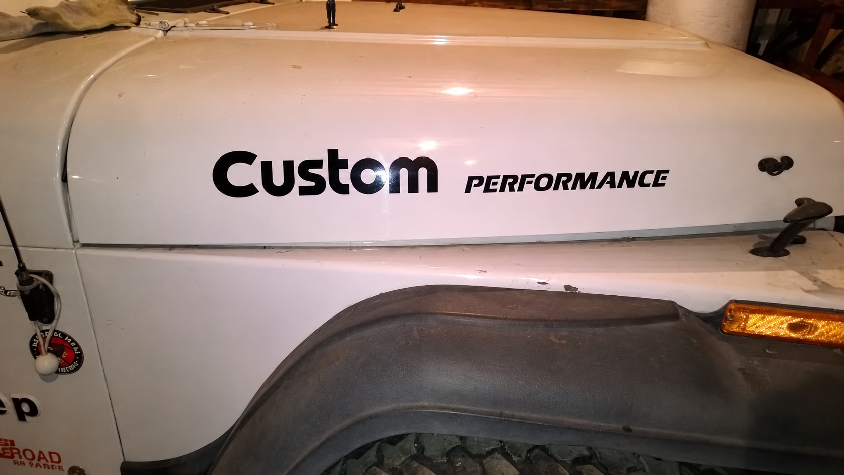 Custom Performance Lettering Pair — Vinylaufkleber (Motorhaube) für Jeep Wrangler