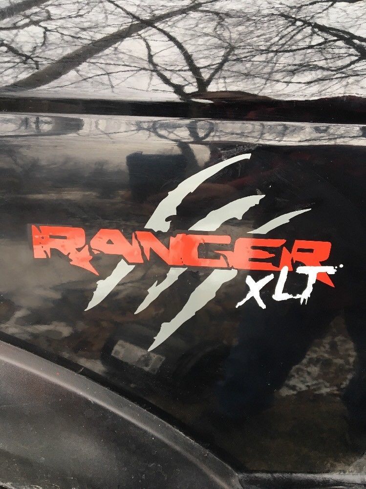 Set mit zwei Aufklebern für den Ford Ranger XLT mit Kratzern
