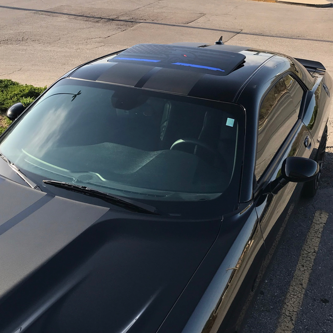 2 Dodge Challenger Fensterschiebedach US-Flagge Hellcat blaue Linie Vinyl-Windschutzscheiben-Aufkleber Grafik-Aufkleber
