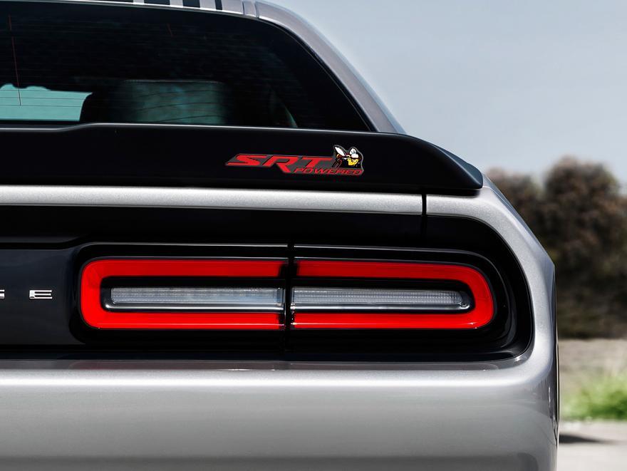 Scat Pack Challenger oder Charger SRT Powered Abzeichen Emblem gewölbter Aufkleber Dodge Reed Farbe grauer Hintergrund mit schwarzen Schatten
