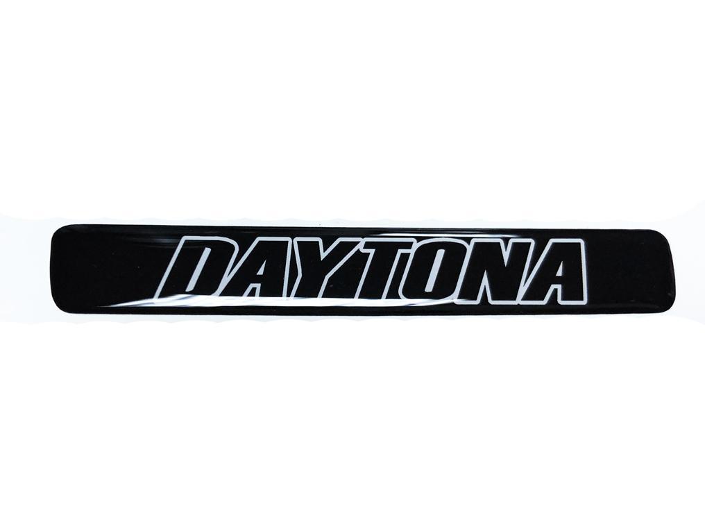 Ein Lenkrad, gewölbter Aufkleber mit Daytona Challenger Charger-Emblem in Weiß und Schwarz
