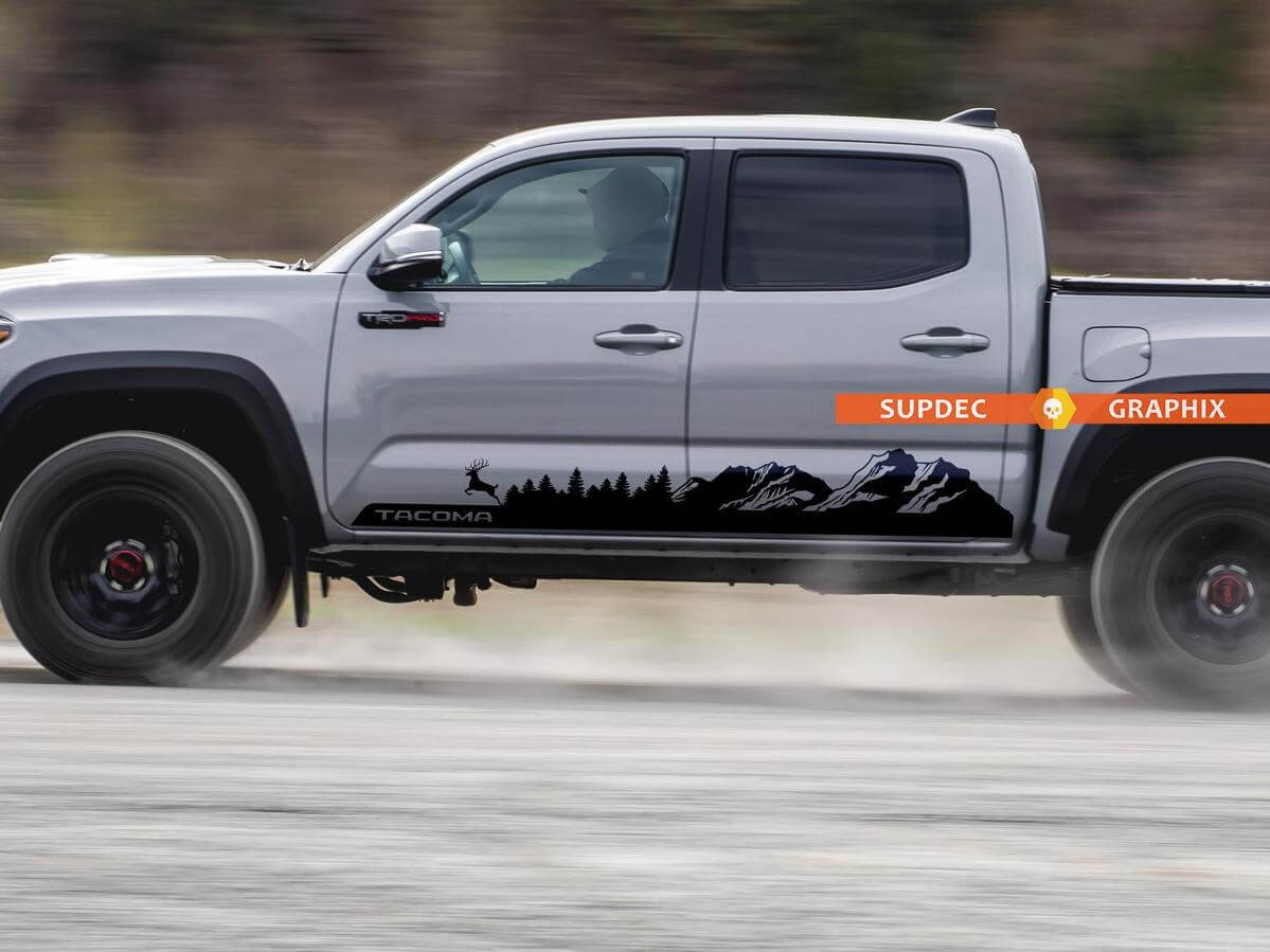 Berge, Bäume und Hirsche Seiten-Vinylaufkleber für Toyota Tacoma