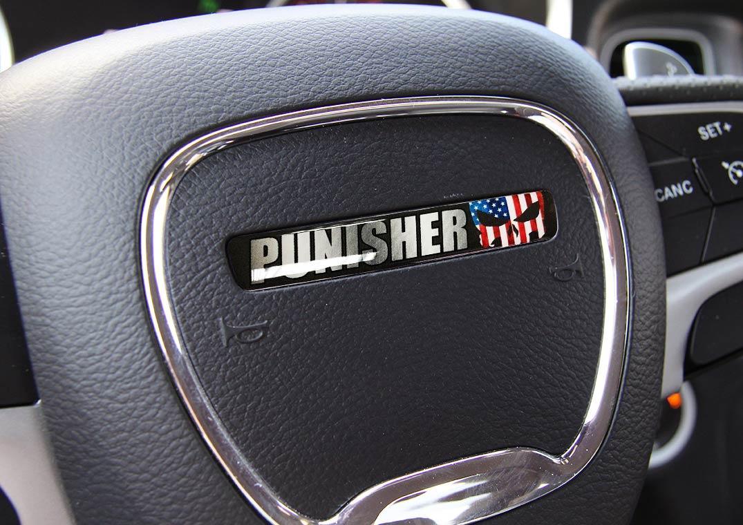 Ein gewölbter Punisher Challenger Charger-Emblem für das Lenkrad
