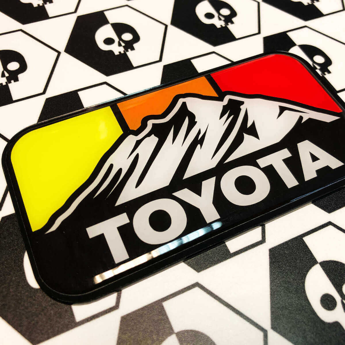Toyota Mountains Retro Vintage Farben Kuppel-Abzeichen Aufkleber