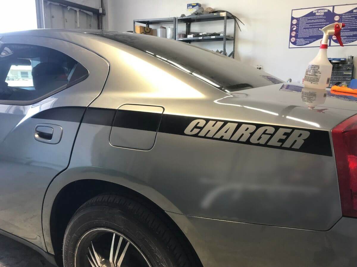 Markiertes Vinyl-Aufkleber-Kit für das hintere Kotflügelband des Dodge Charger 2011-14