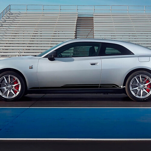 Markanter Vinyl-Aufkleber mit Doppelstreifen für die Schwellerleiste des Dodge Charger Electric