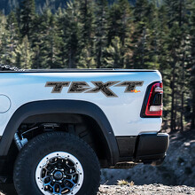 Benutzerdefinierter Text Topografischer Stil Nachttisch Vinylaufkleber-Set für Dodge Ram Rebel 1500 TRX_3