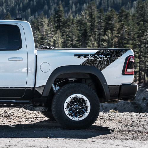 Topographischer Sweep Custom Text Vinyl-Aufkleber für das Bettgestell RAM 1500 Rebel, TRX 2019-2026