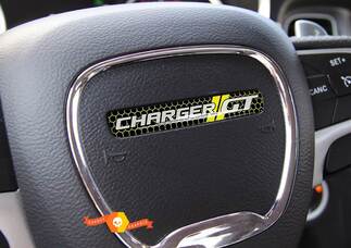 Ein gewölbter Lenkradaufkleber mit Charger GT-Emblem

