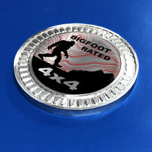 3D-Abzeichen Bigfoot Rated Mountains Topografische Linien Metall-Aluminium-Emblem
 2