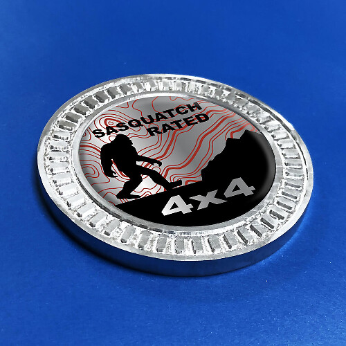 3D-Abzeichen Sasquatch Rated Mountains Topografische Linien Metall-Aluminium-Emblem
