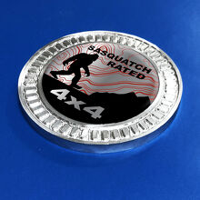 3D-Abzeichen Sasquatch Rated Mountains Topografische Linien Metall-Aluminium-Emblem
 2