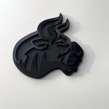 Benutzerdefinierte 3D-Abzeichen Bull Angry Logo Fender Badges Emblem Schwarz und Schwarz
 3