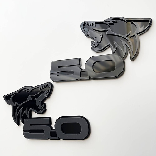 COYOTE 5.0 Fender Badges Emblem 3D-Abzeichen Schwarz vs. Grau
