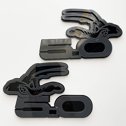 COYOTE 5.0 Fender Badges Emblem 3D-Abzeichen Schwarz vs. Grau 2
