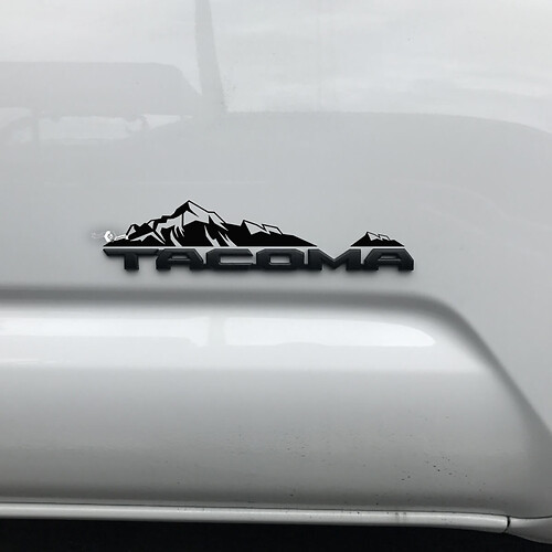 Toyota Tacoma Mountains Aufkleber über Abzeichen
 1