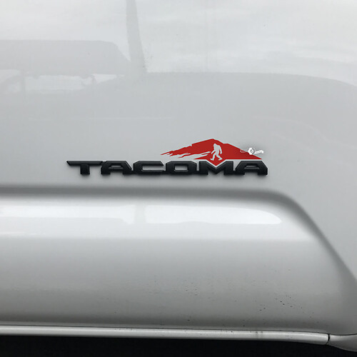 Toyota Tacoma Mountains Aufkleber Aufkleber über Abzeichen Tacoma 2
