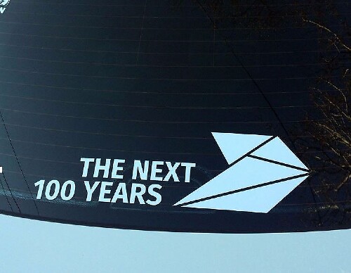 Fensteraufkleber „BMW Motorsport M Performance Next 100 Years“.
