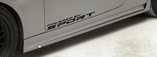 Angetrieben von Sport Tür Seiten Vinyl Aufkleber Sticker