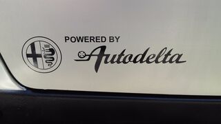 2er-Set „Powered by Autodelta“-Karosserieaufkleber passend für Alfa Romeo Spider Giulia
