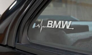 Fensteraufkleber „BMW is in my Blood“.
