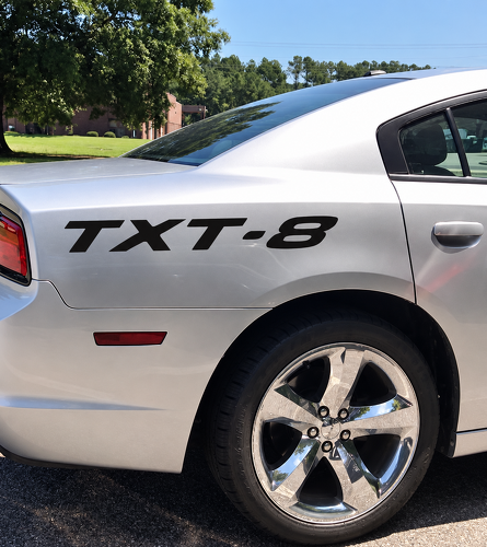 TXT-8 Kotflügelbeschriftung Paar Rückwärtiger Kotflügel Vinyl Aufkleber Sticker für Dodge Charger 2023