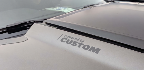 Angetrieben von CUSTOM Hauben Vinyl-Aufkleber Paar