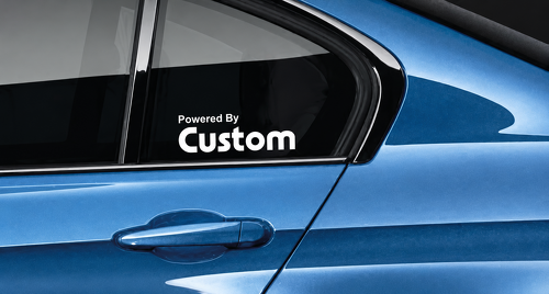 Powered By Custom 6x2.1 Inch Lettering Pair — Vinylaufkleber (Seitenscheibe) für Dodge Ram 1500