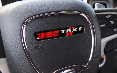 392 Hemi Style Custom TEXT Domed Emblem — Vinylaufkleber (Lenkrad) für Dodge Challenger