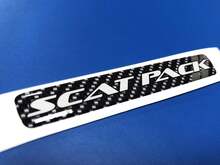 Ein Lenkrad-Scatpack-Emblem mit grauen Streifen und gewölbtem Aufkleber aus Kohlefaser
 2