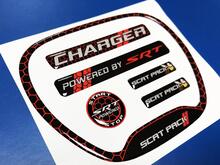 Satz CHARGER HONEYCOMB Powered by SRT Lenkradzierring-Emblem, gewölbter Aufkleber
 2