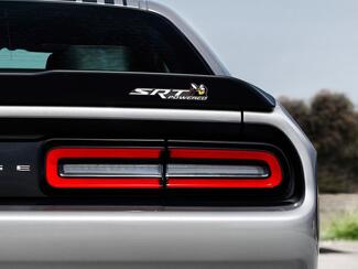 Scat Pack Challenger oder Charger SRT Powered Abzeichen Emblem gewölbter Aufkleber Dodge weiße Farbe grauer Hintergrund Scatpack
