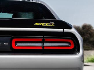 Scat Pack Challenger oder Charger SRT Powered Abzeichen Emblem gewölbter Aufkleber Dodge gelbe Farbe grauer Hintergrund mit schwarzen Schatten
