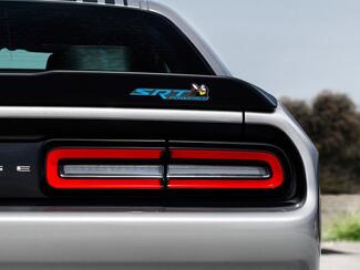 Scat Pack Challenger oder Charger SRT Powered Abzeichen Emblem gewölbter Aufkleber Dodge blaue Farbe grauer Hintergrund mit schwarzen Schatten

