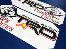 Paar TRD Pirate Edition Toyota Racing Development Bettseite LKW-Aufkleber Tacoma Tundra FJ Cruiser
 2