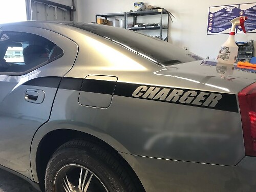 Markiertes Vinyl-Aufkleber-Kit für das hintere Kotflügelband des Dodge Charger 2011-14